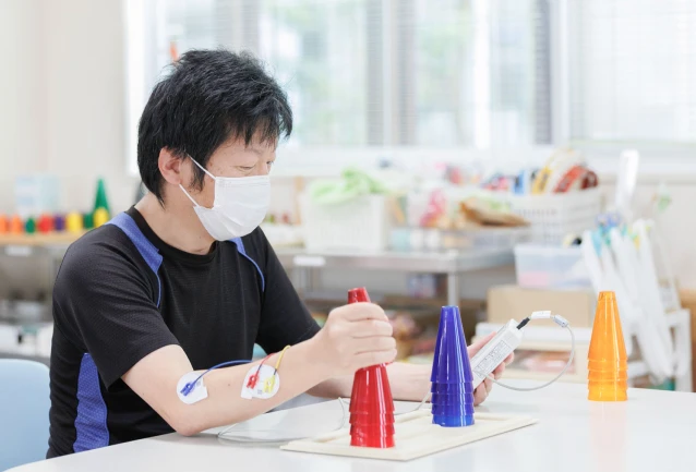 道具を用いて訓練する作業療法の様子
