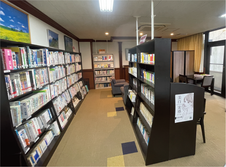 書架と椅子を備えた無人の院内図書室