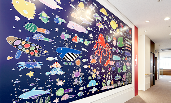 子どもたちの絵による海のいきものの壁画
