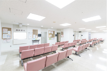 公式内科ページに掲載された無人の外来待合
