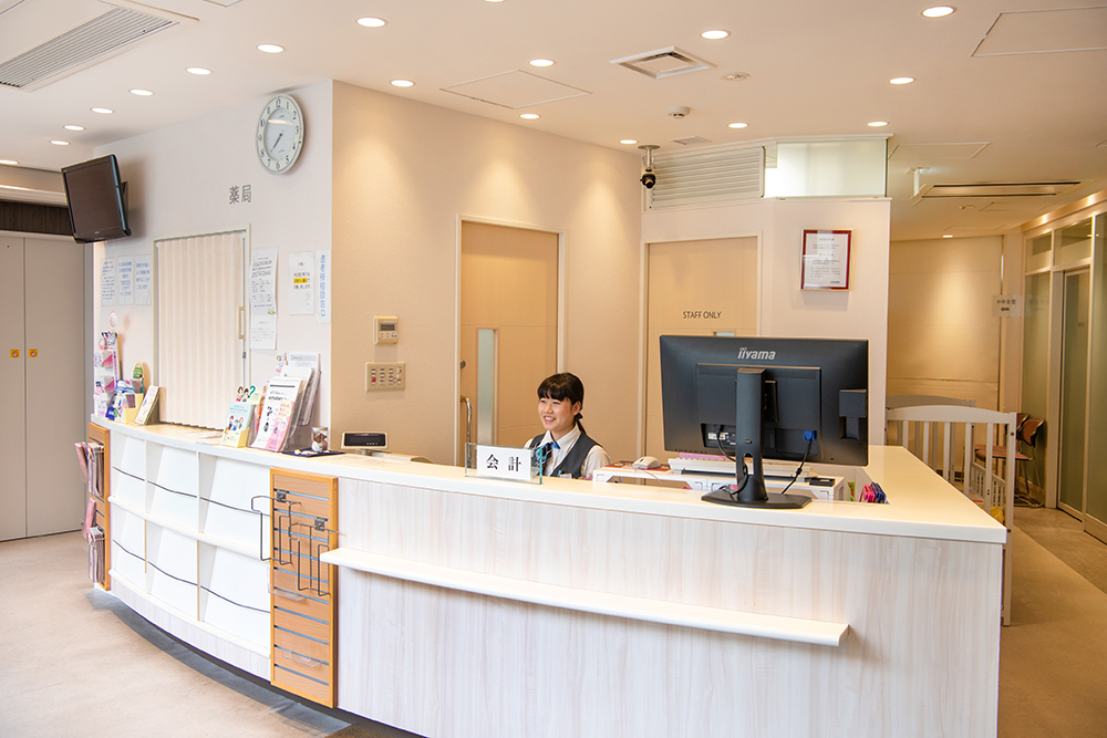岩倉病院の受付カウンター