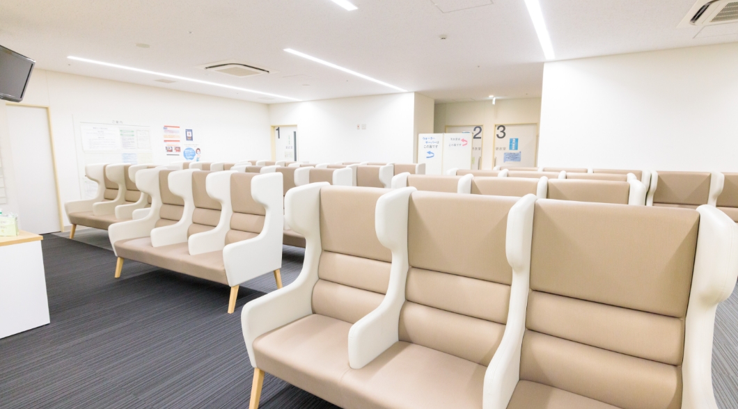 人のいない診察室前の待合