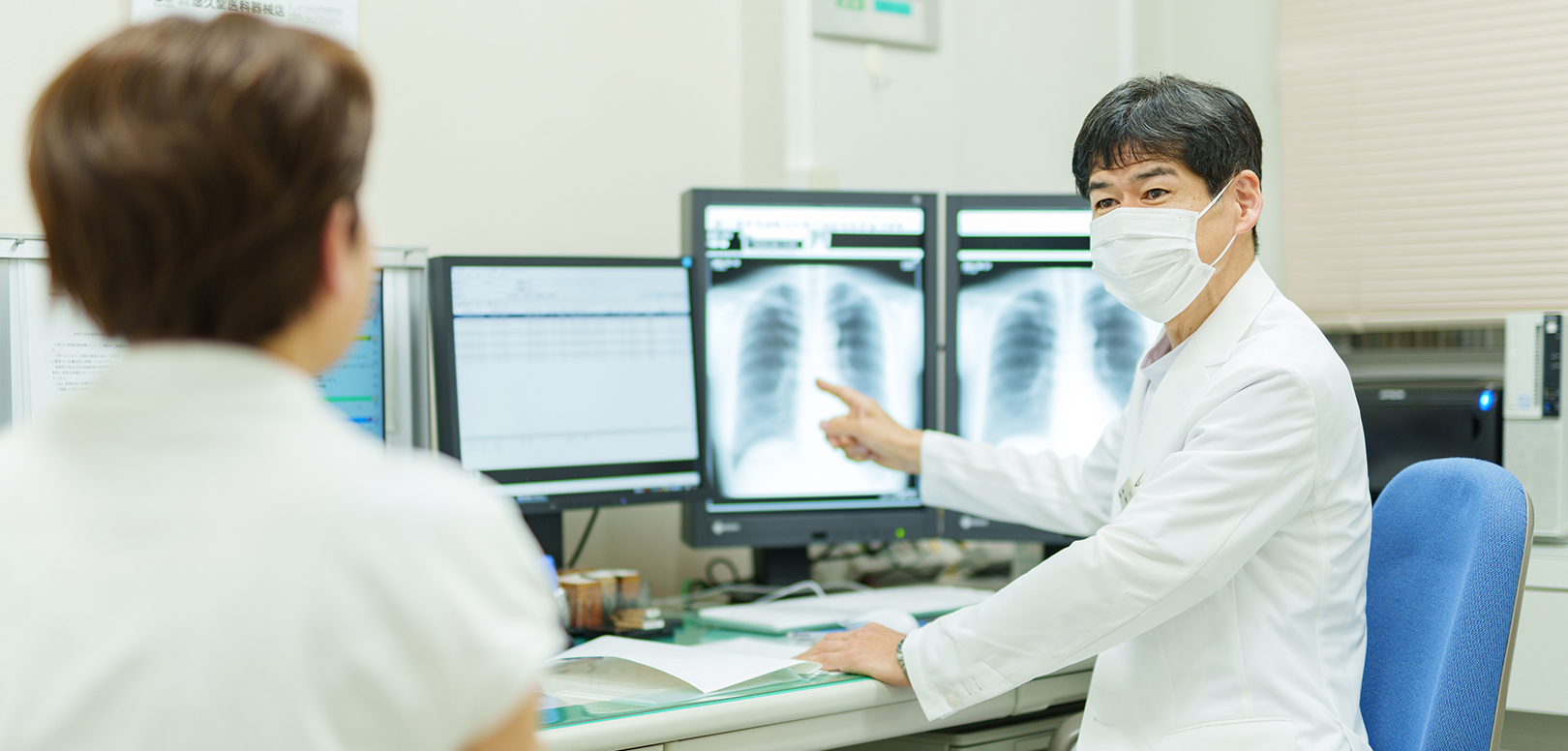 公式トップのスライダーに掲載された診療時の説明場面
