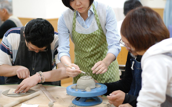 陶芸活動に取り組む様子