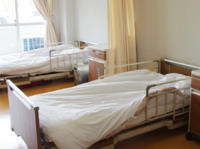 公式病棟紹介に掲載された、採光に配慮した精神科病棟の病室
