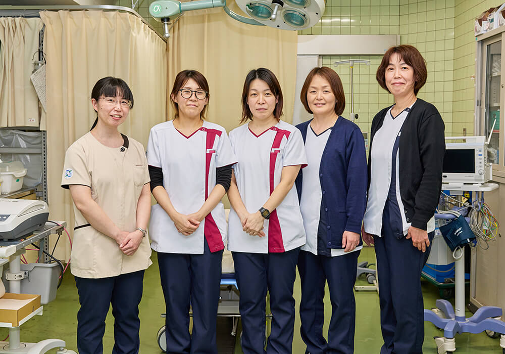 公式看護部部署紹介に掲載された外来・手術室のスタッフと設備
