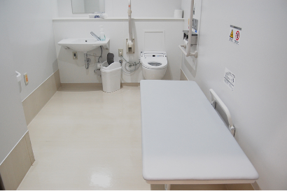 公式館内案内に掲載された2階中央付近の大人も使えるシートを備えるトイレ
