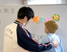 利用者に手を添える作業療法士