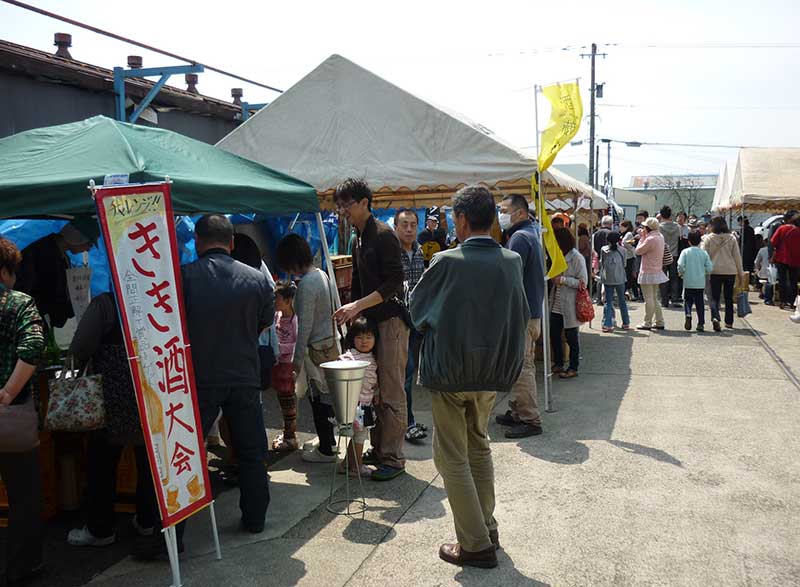 加越敷地内で開かれる蔵まつりの来場者と出店