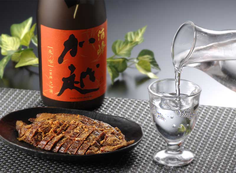 加賀ノ月の瓶と盃、料理を合わせた場面