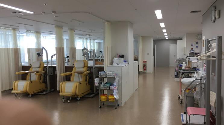 公式化学療法センターページに掲載される治療用リクライニングチェアのある室内