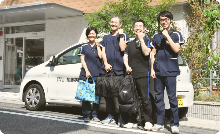 公式リハビリテーション案内に掲載された訪問リハビリのスタッフと車両