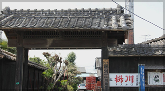川端酒造の木造の門と桝川の看板
