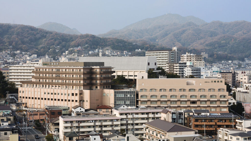 神戸の街並みと川崎病院の外観