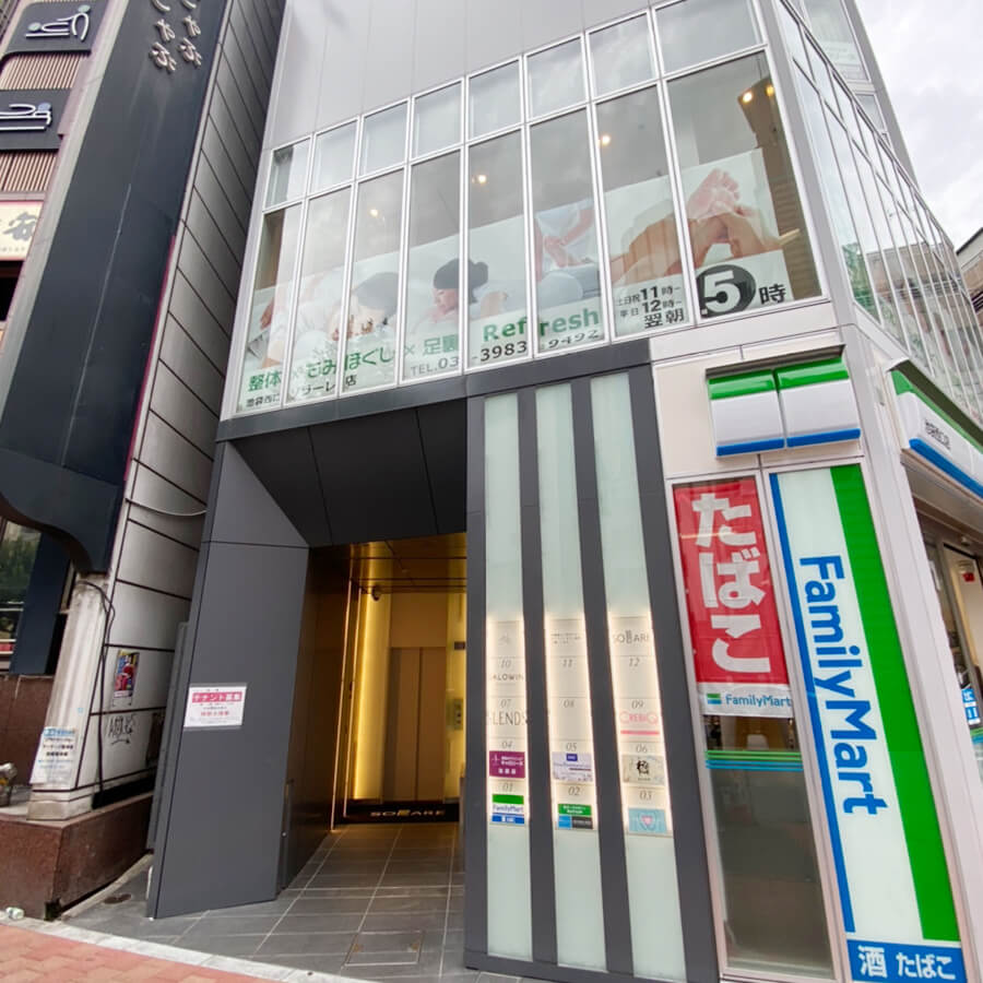 公式アクセス案内掲載のソラーレ建物入口。クリニックは3階。