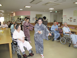 病棟内で車椅子利用者らが参加するレクリエーションの様子
