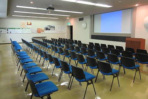 工場見学で映像を視聴する室内