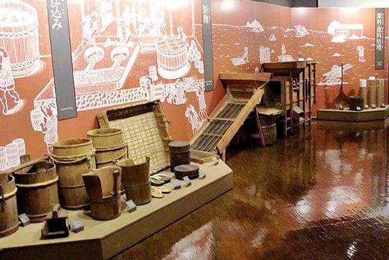 江戸時代のしょうゆづくりの道具を展示する室内