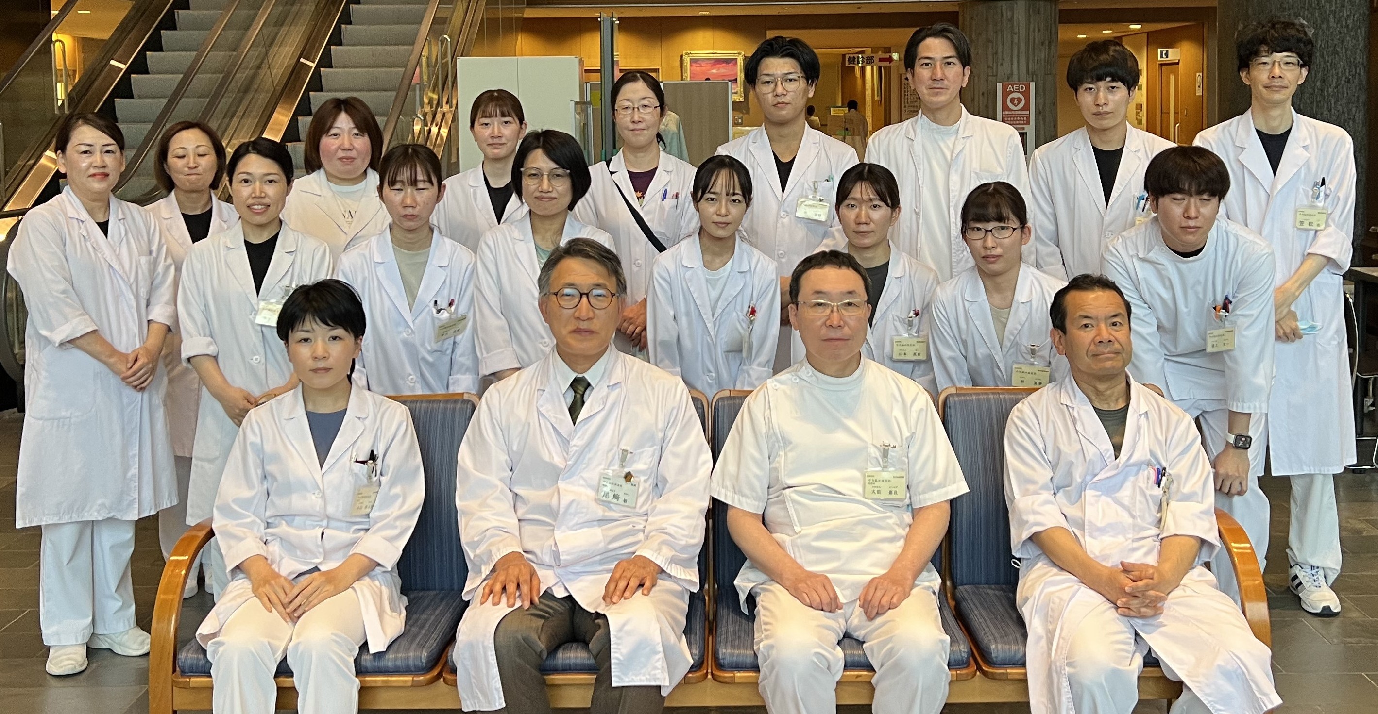 公式中央臨床検査部ページに掲載された職員集合写真