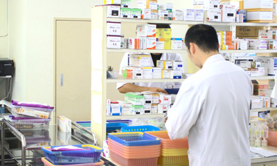 公式診療科一覧に掲載される、薬剤を管理する薬剤科の作業風景