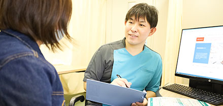 患者と話す医療スタッフ