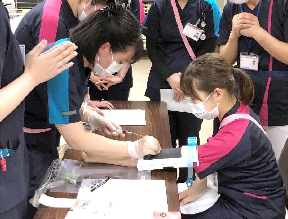 看護職員が手技研修を行う様子