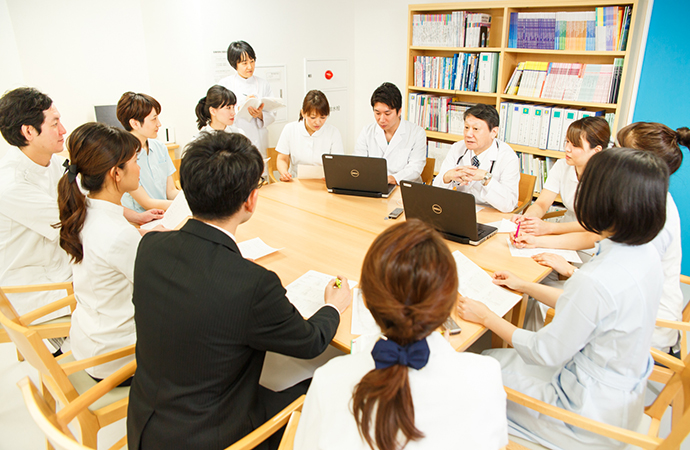 医療・福祉の専門職が集まる会議の様子