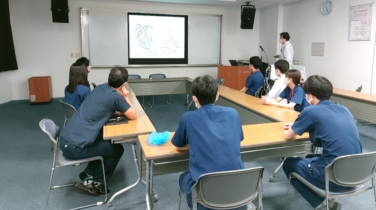 医師の講義を受ける初期研修医・若手医療スタッフ