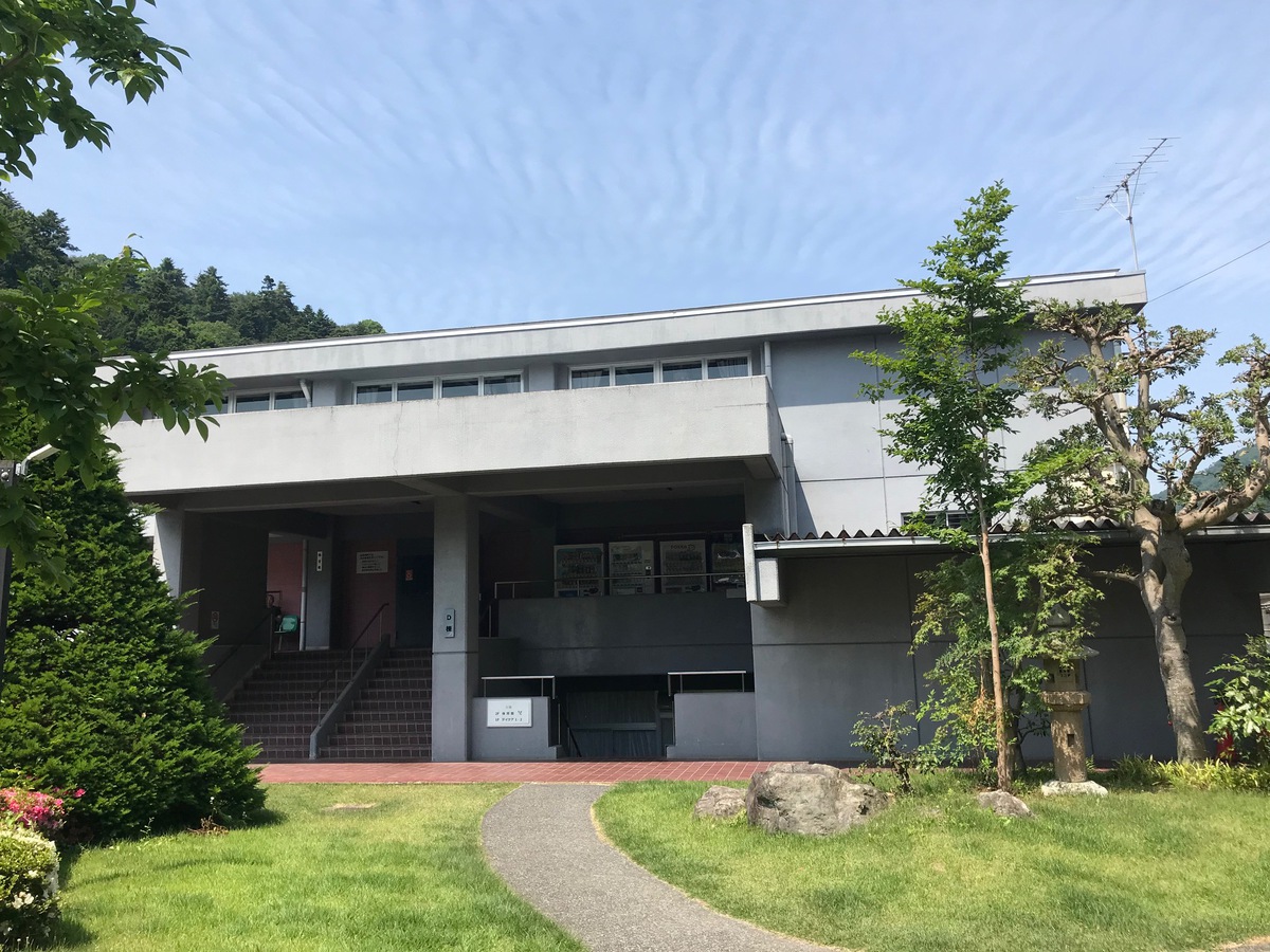 公式デイケア紹介に掲載される、緑に囲まれた建物と入口