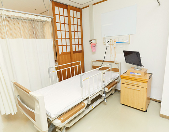 プライバシーに配慮した病室の様子