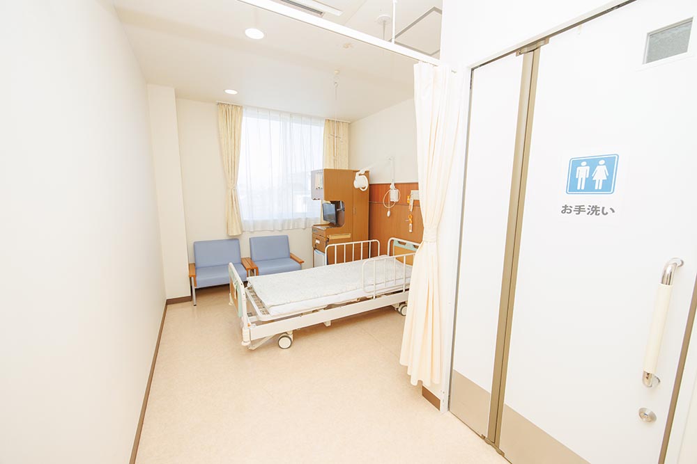 公式施設紹介に掲載された無人の個室病室と入口