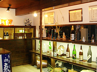 公式蔵元概要に掲載された日本酒を並べる店内