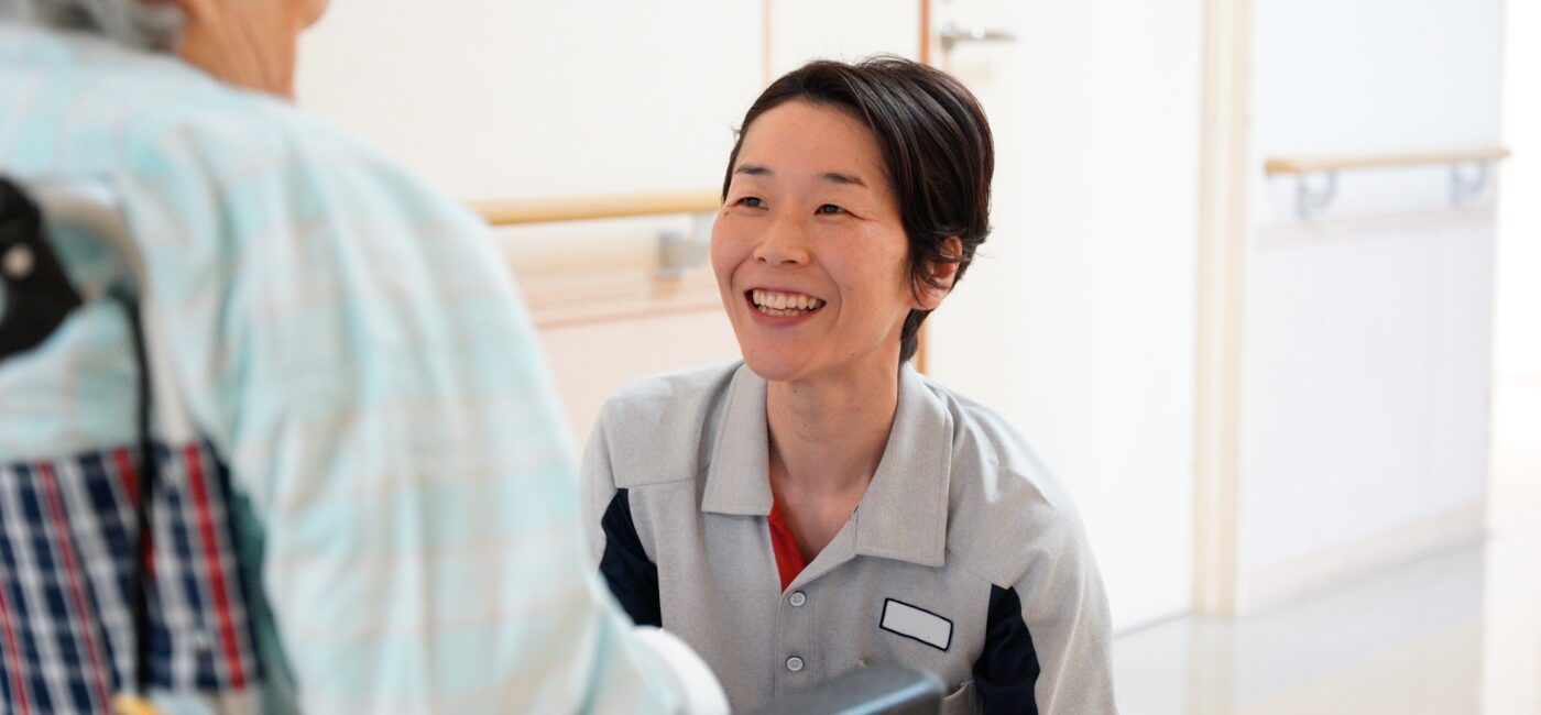職員が利用者と笑顔で話す様子
