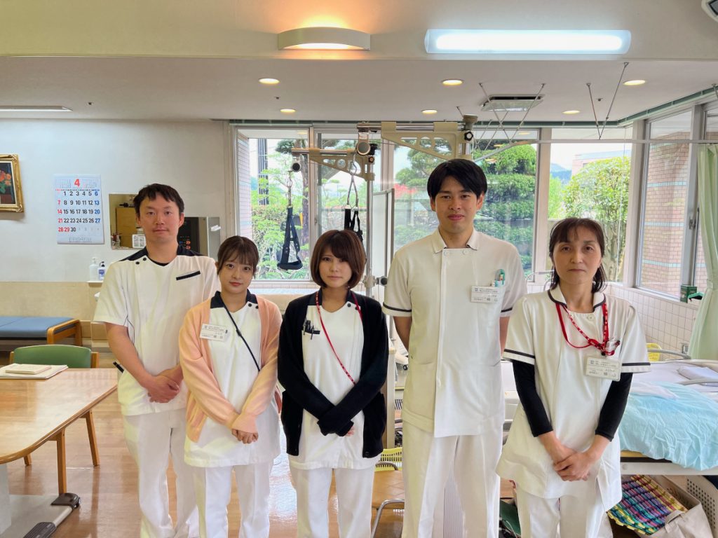 リハビリテーション室に立つスタッフ