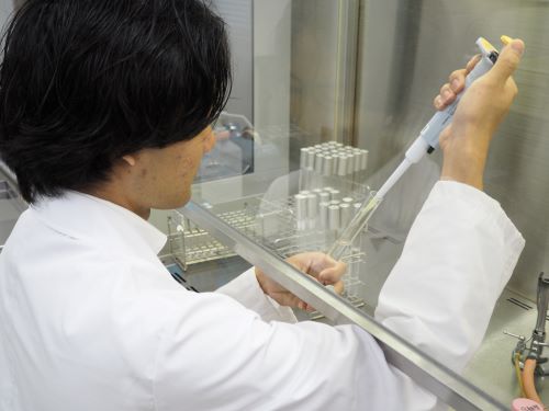 公式採用サイトに掲載された品質保証室での納豆菌研究・品質管理の作業写真
