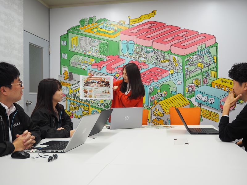 公式採用サイトに掲載された管理部の企画・運営に関する打ち合わせ写真