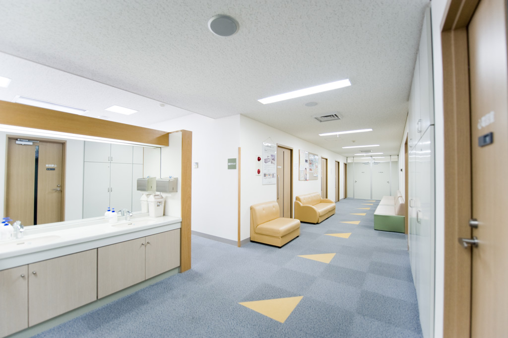 人物のいない健診センターの通路