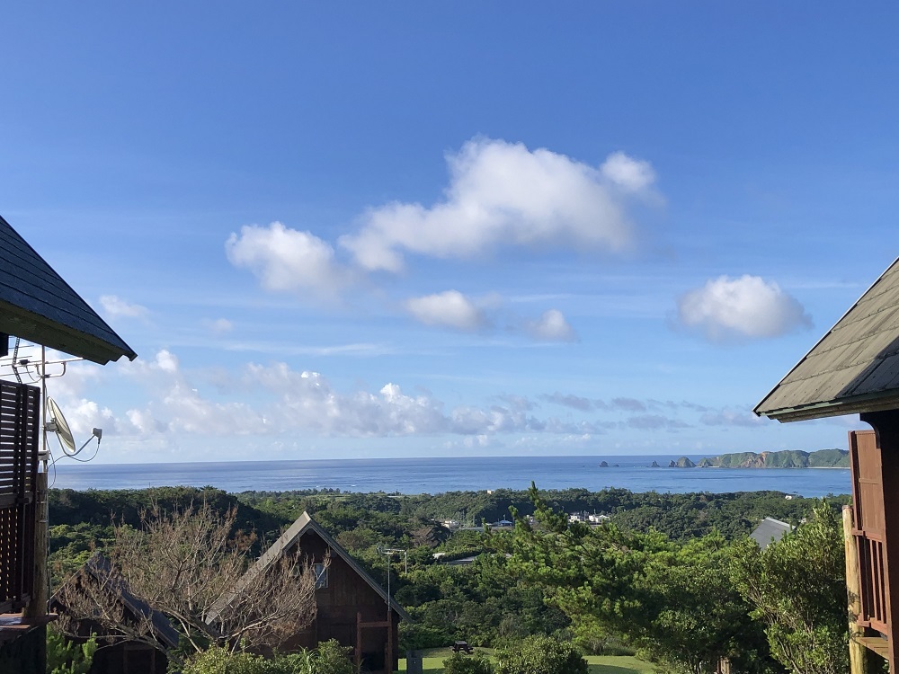 コテージ周辺から望むやんばると海の景色