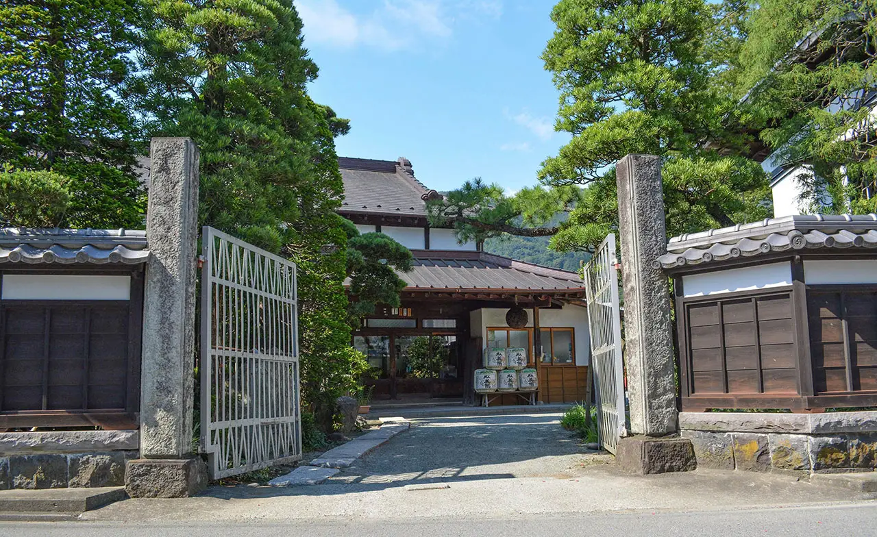 公式トップに掲載された中沢酒造の門・建屋入口