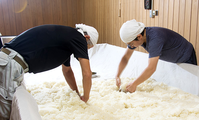 公式酒造りページに掲載された製麹作業
