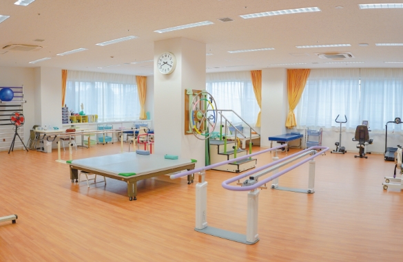 平行棒などを備えたリハビリテーション室