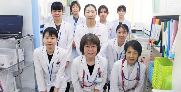 薬剤科で業務を行う職員