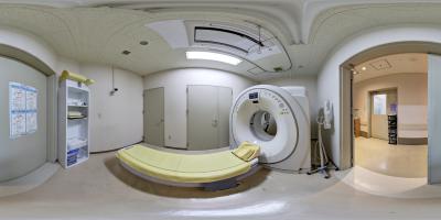 公式VRツアーの無人のCT装置と検査室