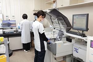 臨床検査科の検査機器とスタッフ