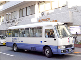 公式透析センターに掲載される送迎車