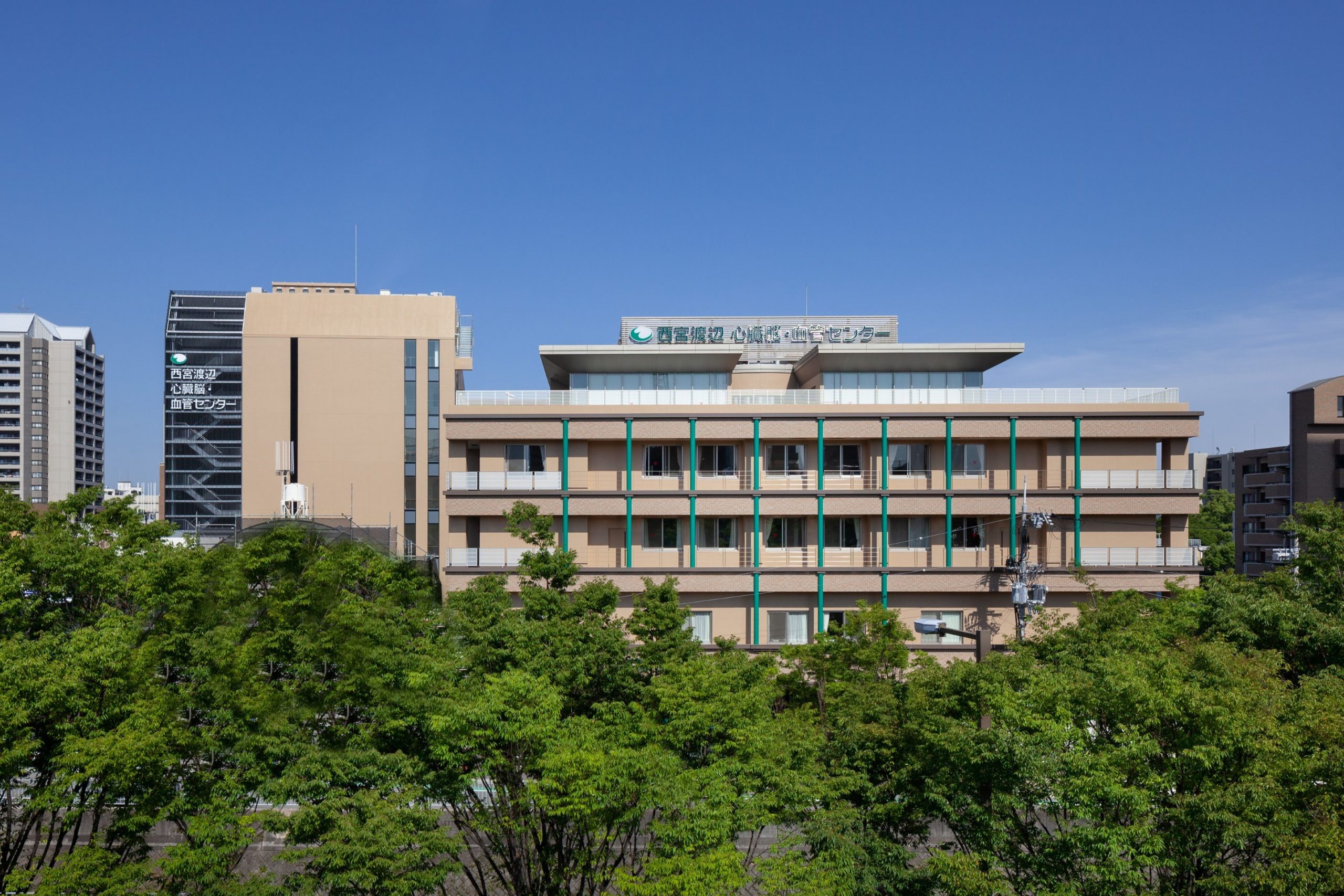名称表示のある西宮渡辺心臓脳・血管センターの建物外観