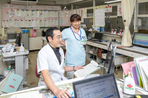公式チーム医療ページ掲載のセンター名表示がある無人の訓練用車両
