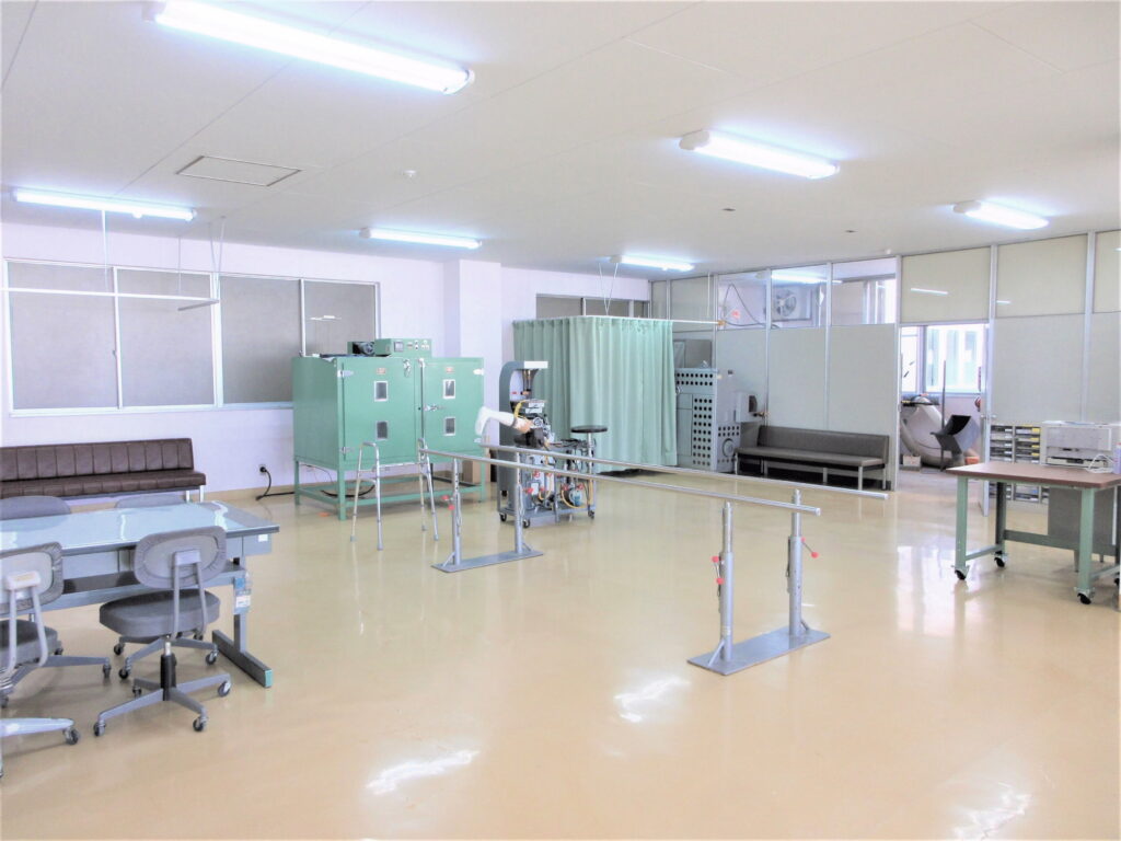 公式補装具製作案内掲載の無人の製作・調整設備