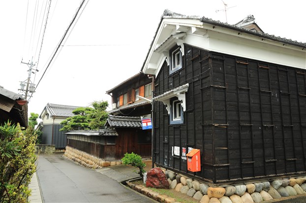 各務原市にある小町酒造の黒板張りの酒蔵外観