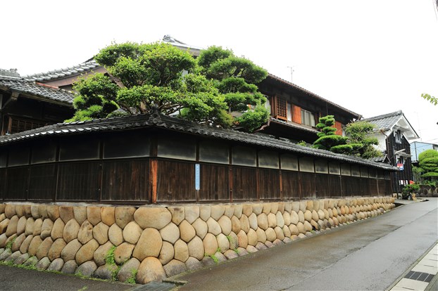 石垣と木塀に囲まれた小町酒造の酒蔵外観